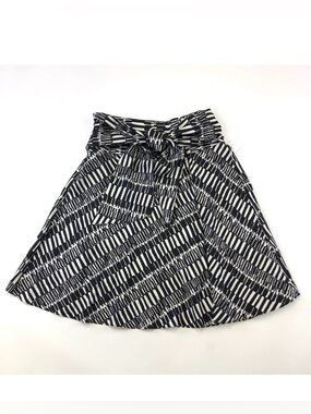 Club Monaco silk geometric skirt Size 6 Aline skirt Size 6 tie waist black white